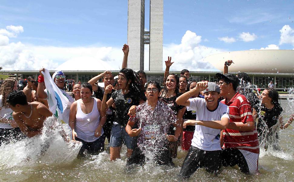 Estudantes entram no espelho d'água do Congresso durante manifestação na Esplanada dos Ministérios, em Brasília