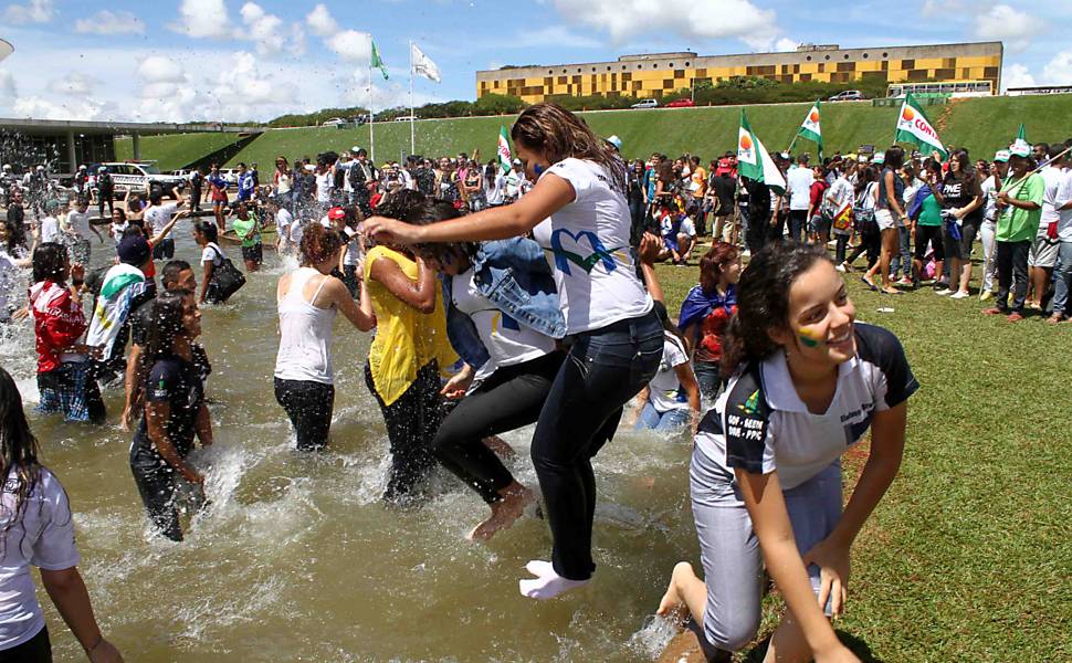 Estudantes entram no espelho d'água do Congresso durante manifestação na Esplanada dos Ministérios, em Brasília