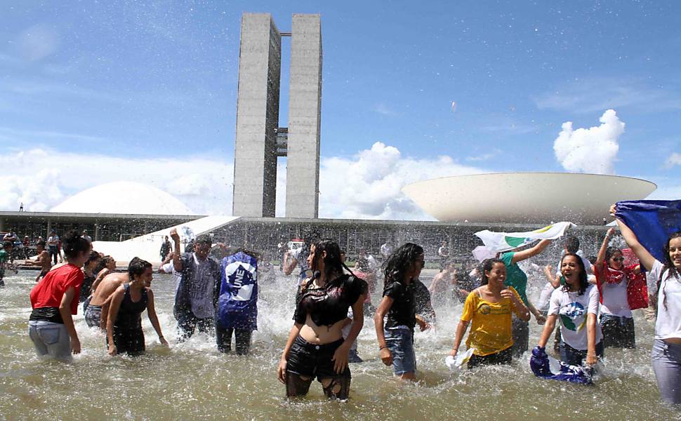 Estudantes entram no espelho d'água do Congresso durante manifestação na Esplanada dos Ministérios, em Brasília