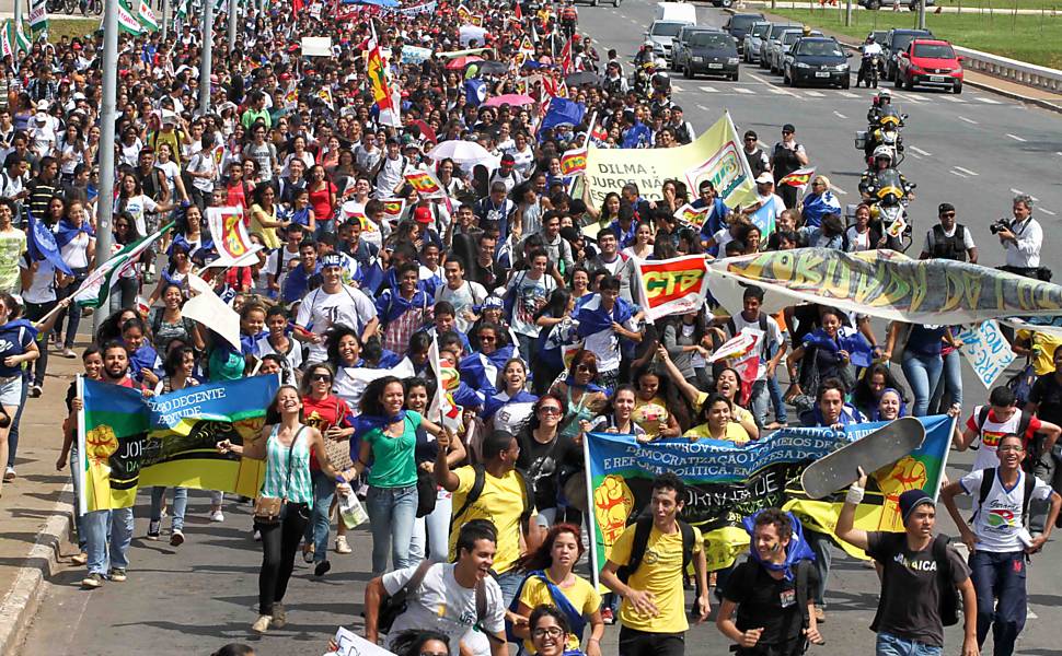 Milhares de estudantes fizeram uma passeata na Esplanada dos Ministérios, em Brasília, por melhorias na educação brasileira
