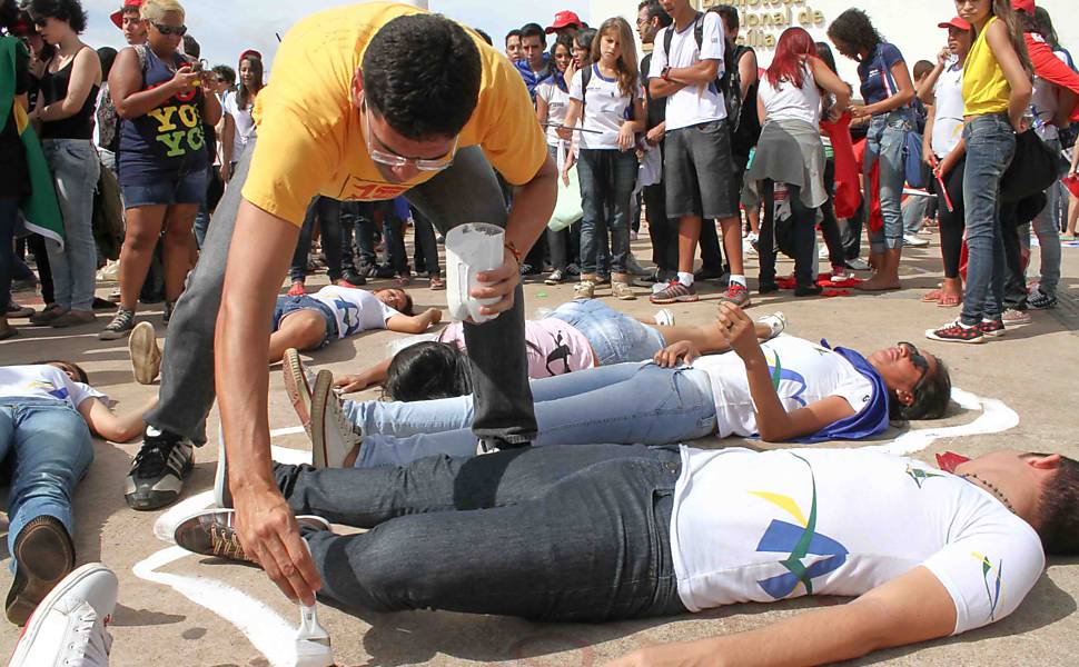 Milhares de estudantes fizeram uma passeata na Esplanada dos Ministérios, em Brasília, por melhorias na educação brasileira