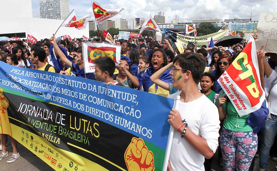 Milhares de estudantes fizeram uma passeata na Esplanada dos Ministérios, em Brasília, por melhorias na educação brasileira