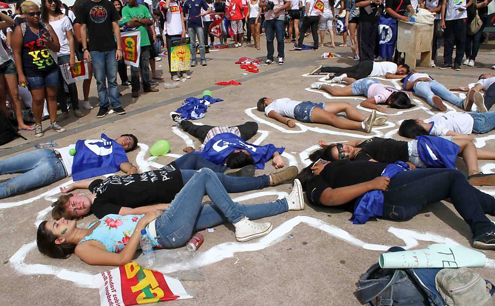 Milhares de estudantes fizeram uma passeata na Esplanada dos Ministérios, em Brasília, por melhorias na educação brasileira