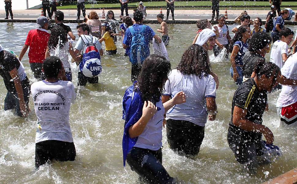 Estudantes entram no espelho d'água do Congresso durante manifestação na Esplanada dos Ministérios, em Brasília