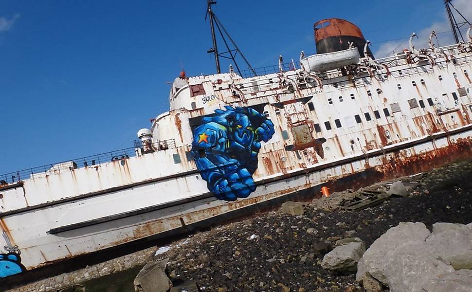 Navio abandonado é 'transformado' por grafiteiros