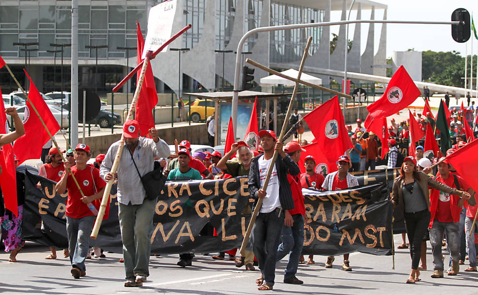 Manifestantes sem-terra marcham em Brasília