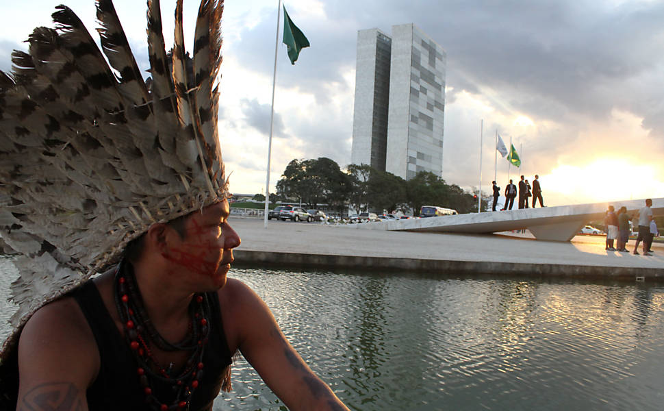 Grupo de índios tenta invadir Planalto