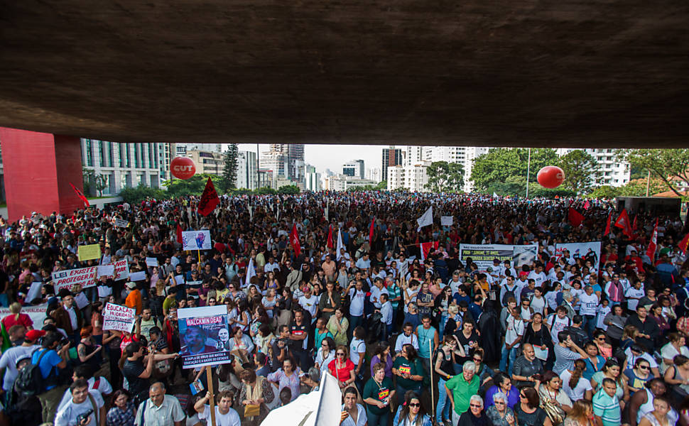 Protesto de professores fecha a Paulista