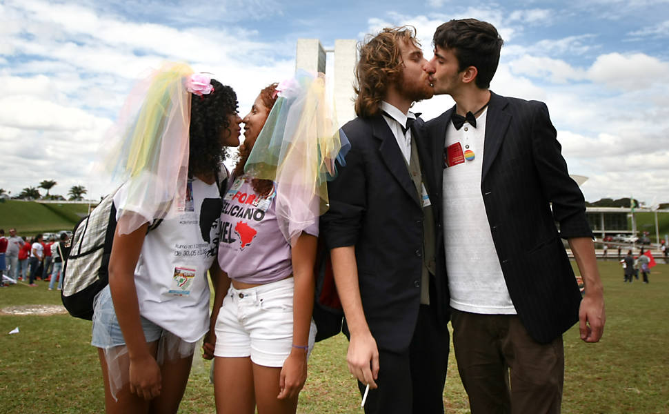 Protesto contra Feliciano tem beijaço e casamento gay