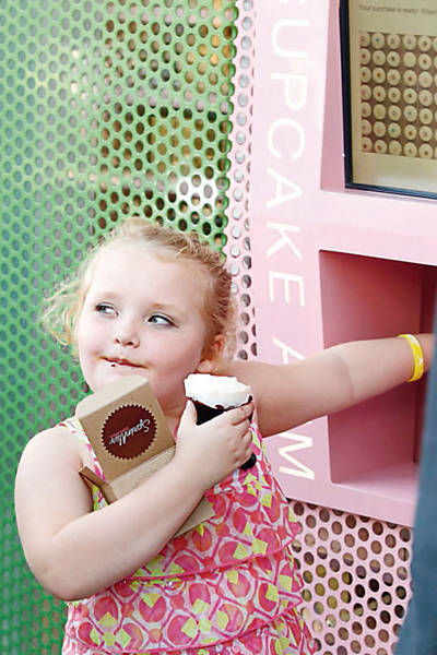 Caixa eletrônico 24h em Los Angeles vende cupcakes para matar a larica  