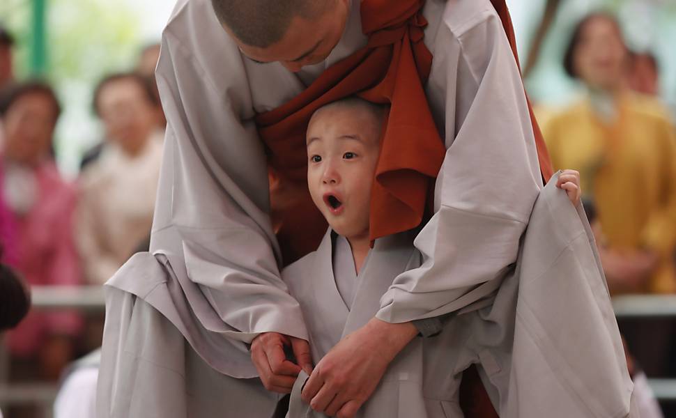 Monges raspam cabeça de crianças em homenagem a Buda
