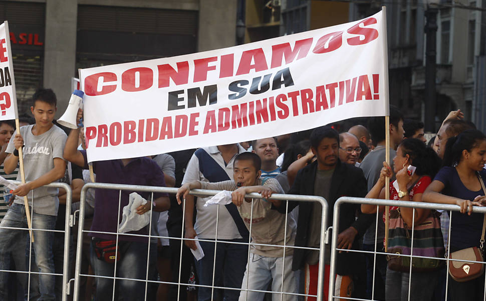 Ambulantes protestam contra fechamento da Feira da Madrugada