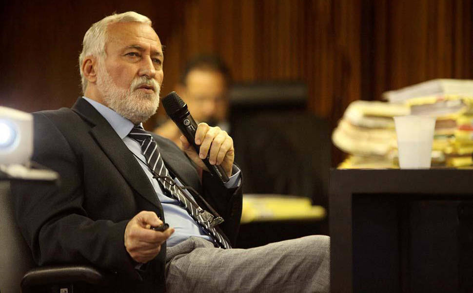 Médico-legista Badan Palhares prestando esclarecimentos no Tribunal do Júri no Fórum Desembargador Jairon Maia Fernandes