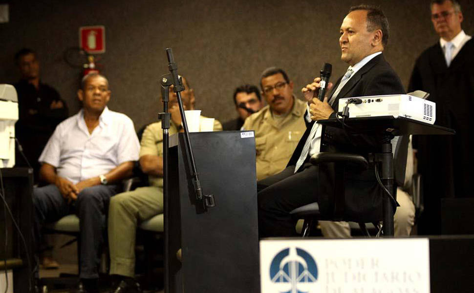 Médico-legista Gerson Odilon sendo ouvido no Tribunal do Júri