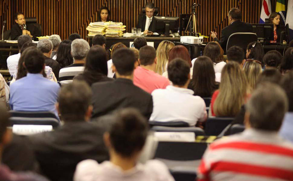 Público atento às declarações de Gerson Odilon, médico-legista que integrou equipe relatora do primeiro laudo sobre a morte de PC Farias e Suzana Marcolino