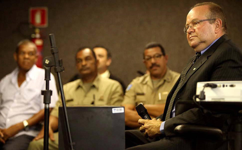 Perito Nivaldo Gomes Cantuária prestando esclarecimentos ao juiz Maurício Brêda no Fórum Desembargador Jairon Maia Fernandes