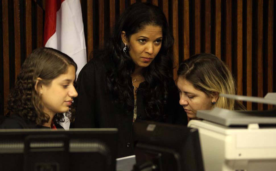 Analistas judiciárias auxiliam juiz Maurício Brêda na condução do julgamento