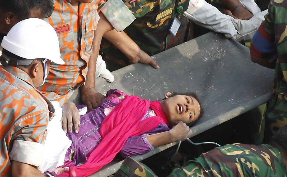 Resgate de sobrevivente em edifício de Bangladesh