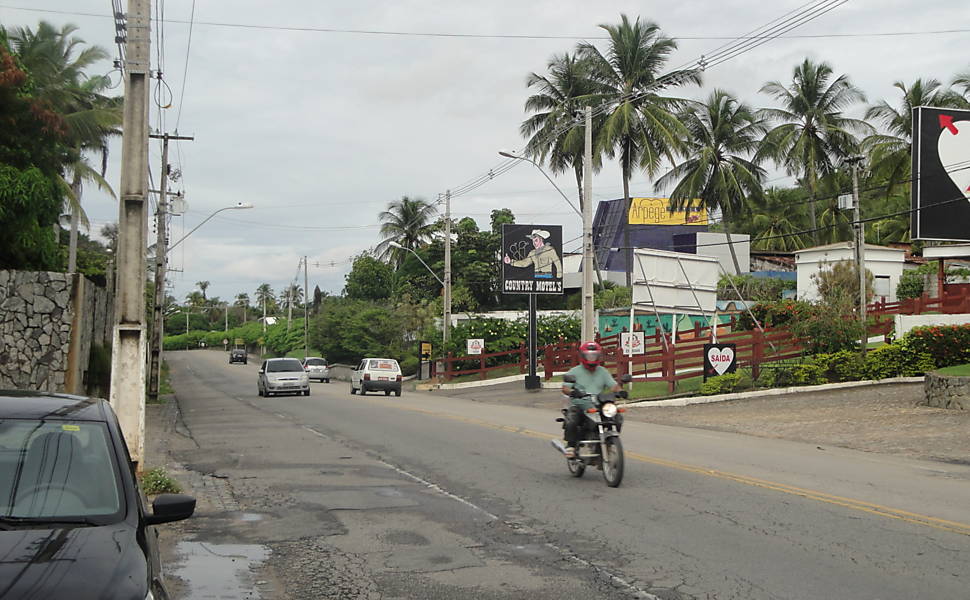 O portão principal da casa de PC fica em frente ao Motel Cabana Suíça e outros três moteis vizinhos, localizados na AL-101 Norte, em Maceió 