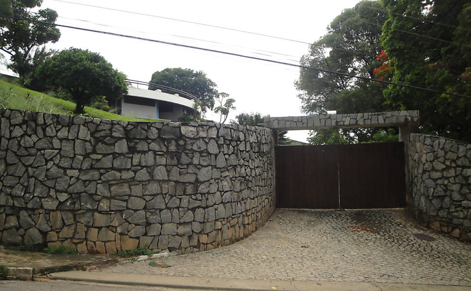 Fachada da muralha da mansão de PC no bairro de Mangabeiras, em Maceió; o local onde o empresário morava nos anos 90 é usado hoje pelos filhos, Ingrid e Paulino, como casa de festa e eventos - a 'Mansão Farias" 