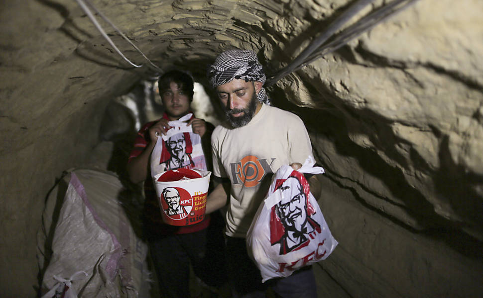 Contrabandistas levam frango frito do Egito à Faixa de Gaza