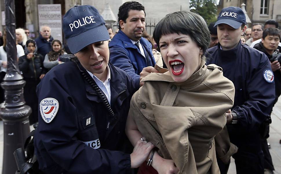 Ativista do grupo Femen protesta em Paris