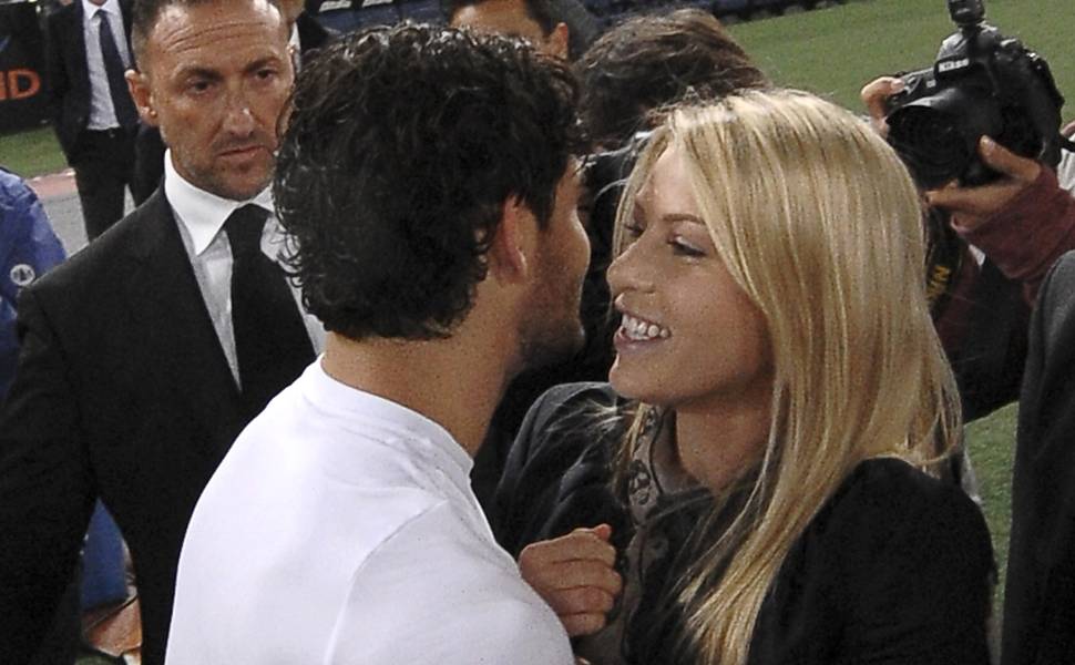 Barbara Berlusconi , filha de Silvio Berluconi, beija o jogador Alexandre Pato depois da vitória do Milan no campeonato italiano de 2011