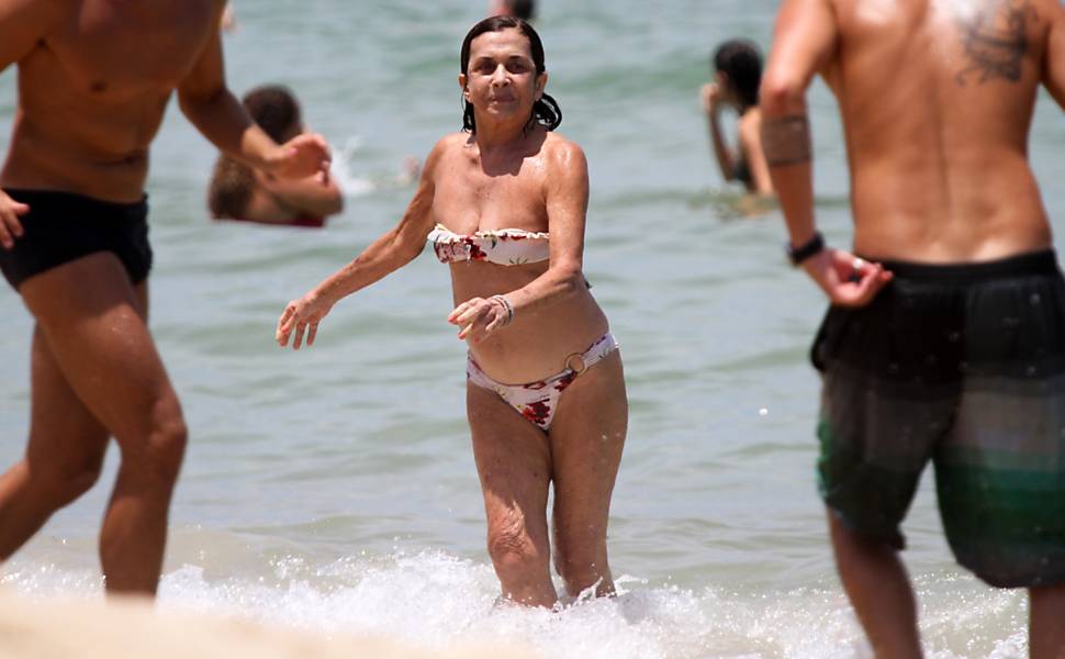 A atriz Betty Faria, 72, na praia do Leblon, no Rio, em fevereiro deste ano