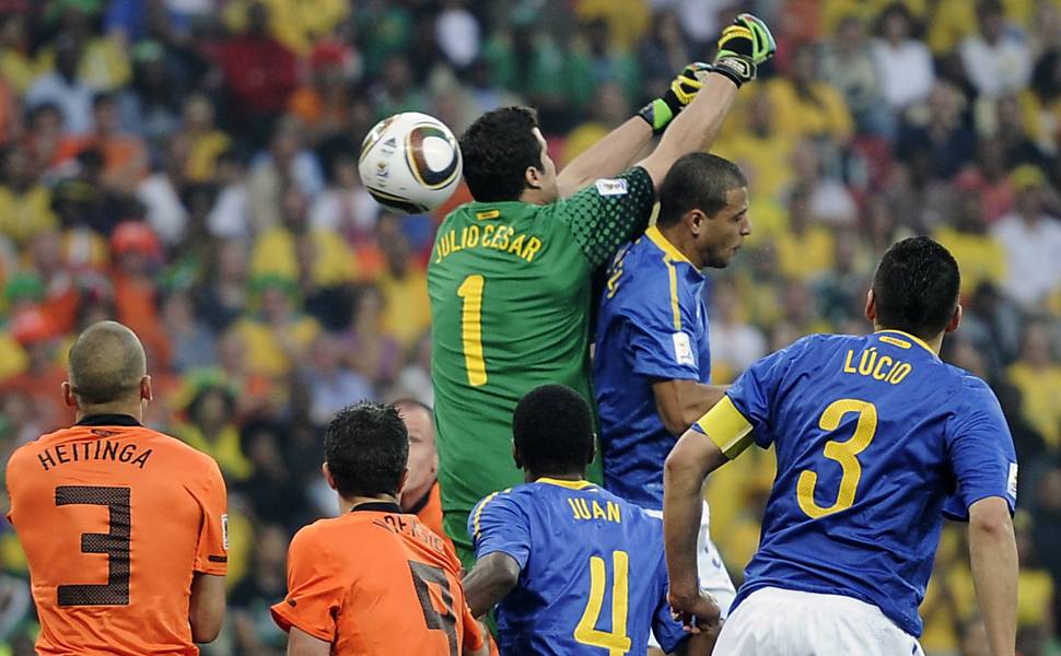 Eleito melhor goleiro, Júlio César homenageia Casillas e comemora