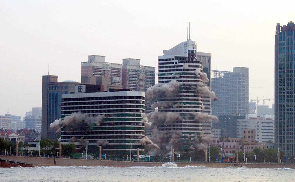 Hotel cinco estrelas é implodido na China