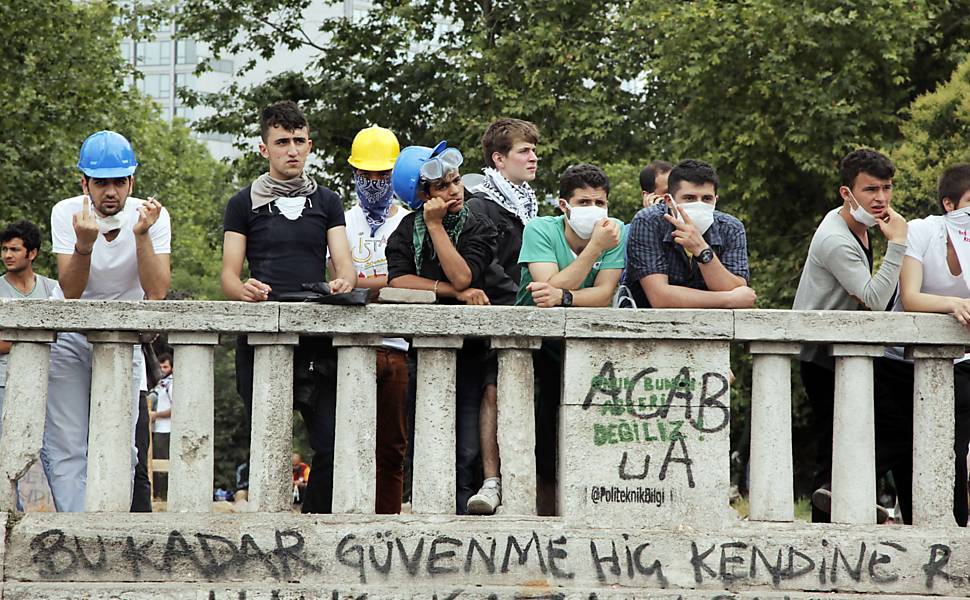 Confronto entre polícia e  manifestantes na Turquia