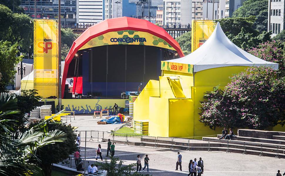 Palco montado no vale do Anhangabaú