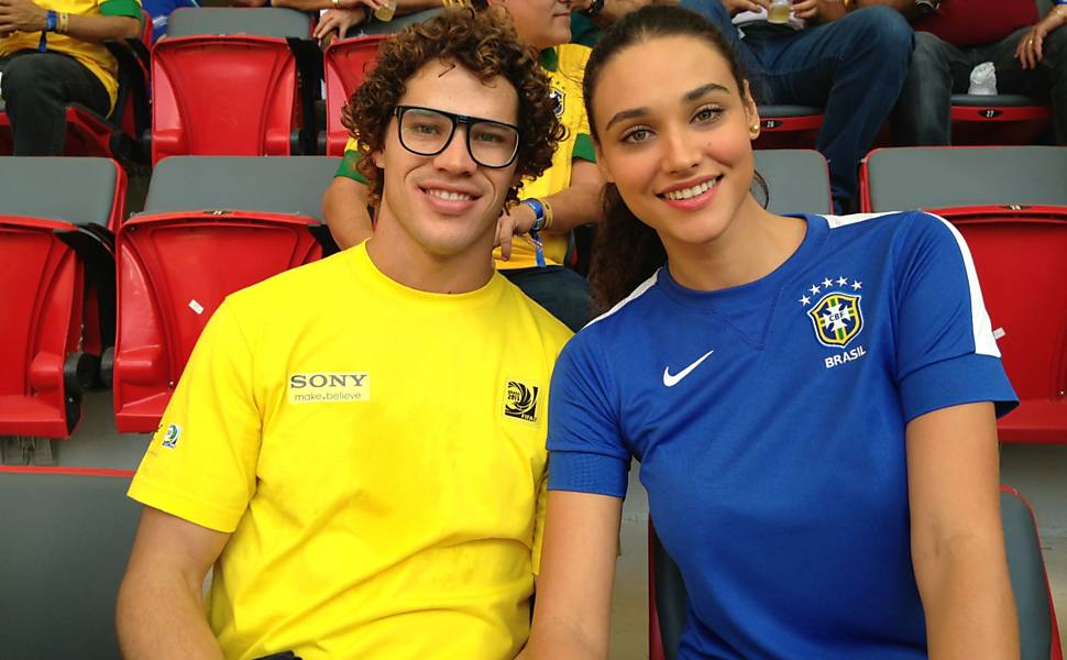 Débora Nascimento e José Loreto na torcida do Brasil