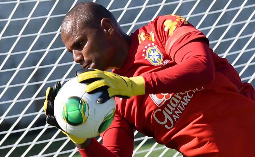 O goleiro Jefferson, 30, do Botafogo, tem 1,90 m, já foi convocado 31 vezes, fez sete jogos pelo Brasil e levou três gols. Apesar de ser o camisa 1 da seleção, não atuou na Copa das Confederações.