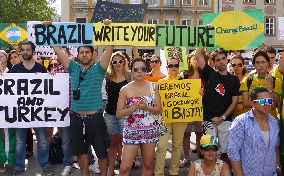 Brasileiros protestam pelo mundo