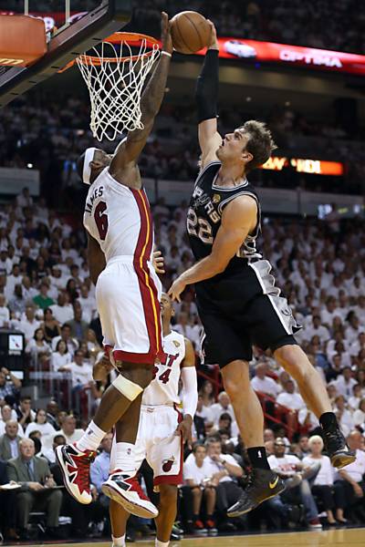 Primeiro brasileiro campeão da NBA, Tiago Splitter se aposenta - 19/02/2018  - Esporte - Folha