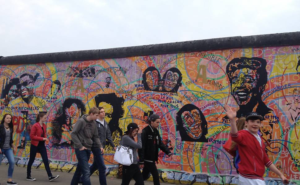 East Side Gallery, em que parte grafites cobrem parte do Muro de Berlim