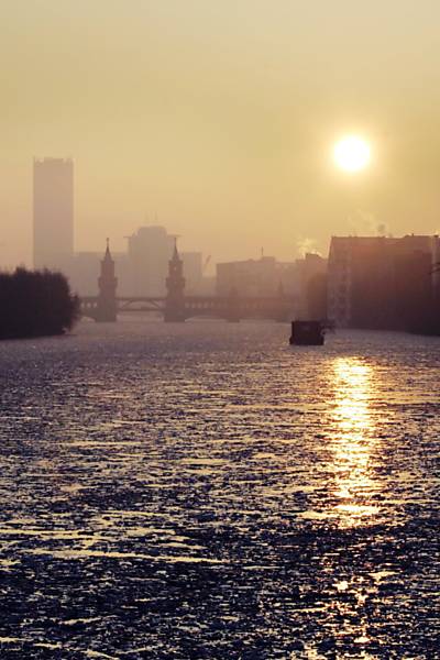 O reflexo do sol no rio Spree, em Berlim