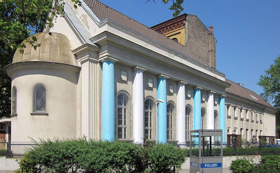 A sinagoga Fraenkelufer, em estilo neoclássico, que foi profanada pelos nazistas mas voltou a abrigar uma congregação