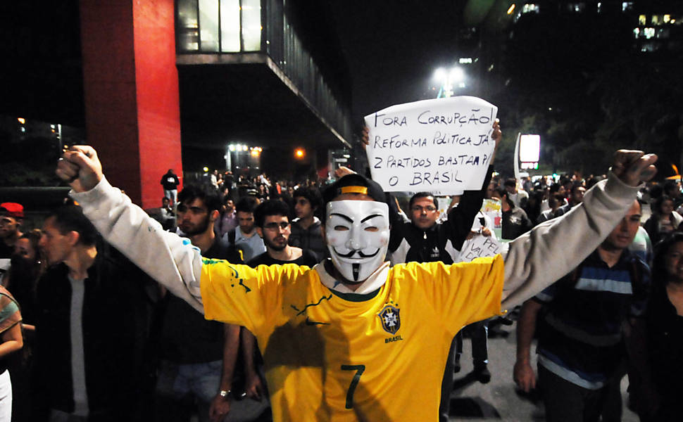 Amigos mascarados em ritmo de festa após a redução do passe para R$ 3, na quarta (19)