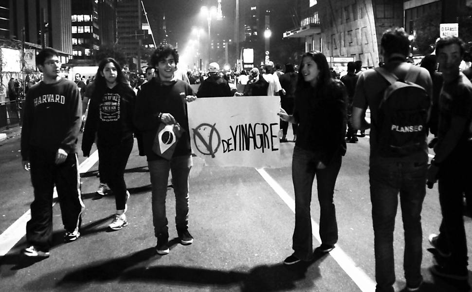 'V de Vingança' virou V de vinagre no cartaz que foi à Paulista na segunda (17)