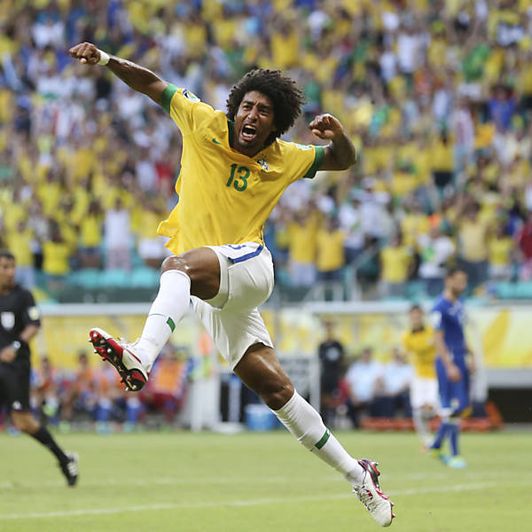 Reserva imediato da dupla de zaga brasileira, Dante (Bayern de Munique), 29, fez um gol em impedimento na vitória por 4 a 2 sobre a Itália, em Salvador, sua terra natal. Ele atuou por 57 minutos em duas partidas da competição.