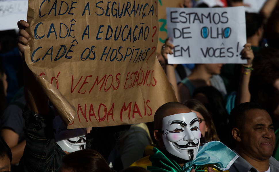 Manifestantes participam do protesto contra a PEC-37 na av. Paulista, em São Paulo; a PEC (projeto de emenda constitucional), em trâmite no Congresso, prevê que somente as polícias poderão fazer apurações na área penal