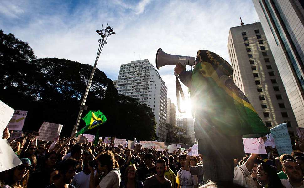 Manifestantes bloqueiam a av. Paulista, na região central de São Paulo, em protesto contra a PEC-37; de acordo com a PM, cerca de 4.000 pessoas participam da manifestação