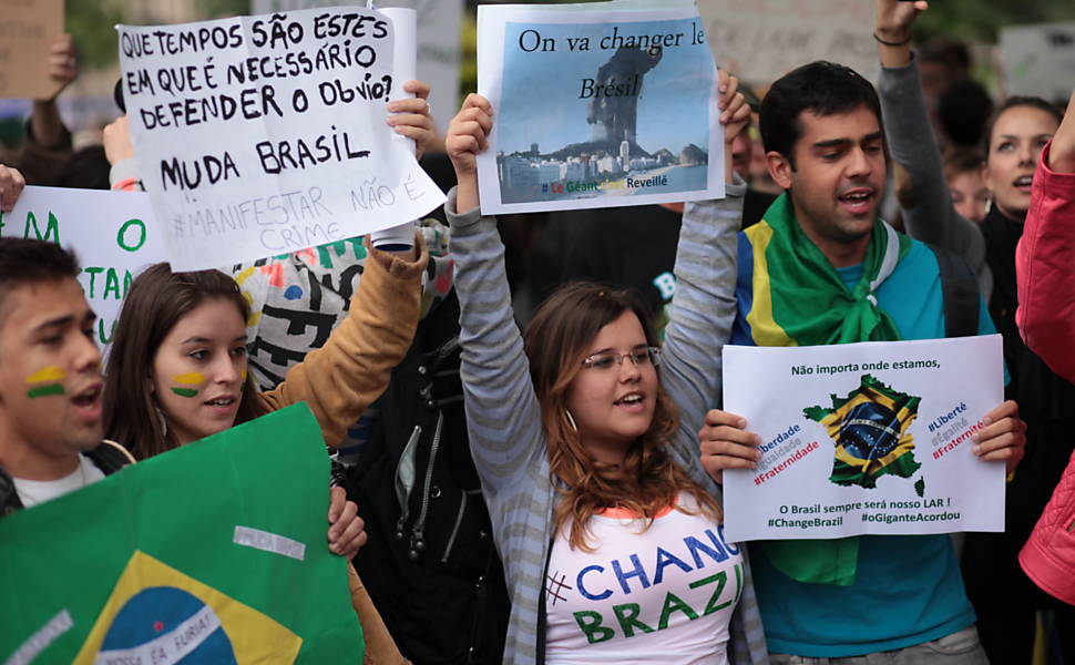 Brasileiros fazem manifestação em Paris