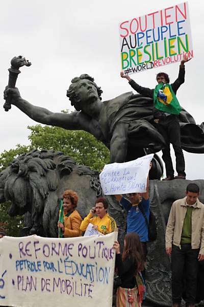 Brasileiros fazem manifestação em Paris