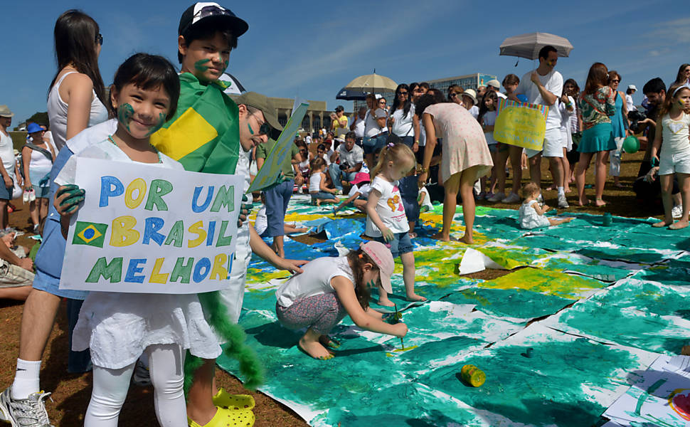 Crianças protestam em frente ao Congresso