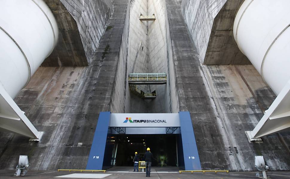 Turistas visitam turbinas de geração de energia  na usina de Itaipu,  em foz do Igauçu (PR)