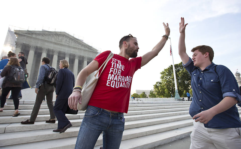 Ativista Bryce Romero (esquerda) cumprimenta outros ativistas na entrada da Suprema Corte, em Washington