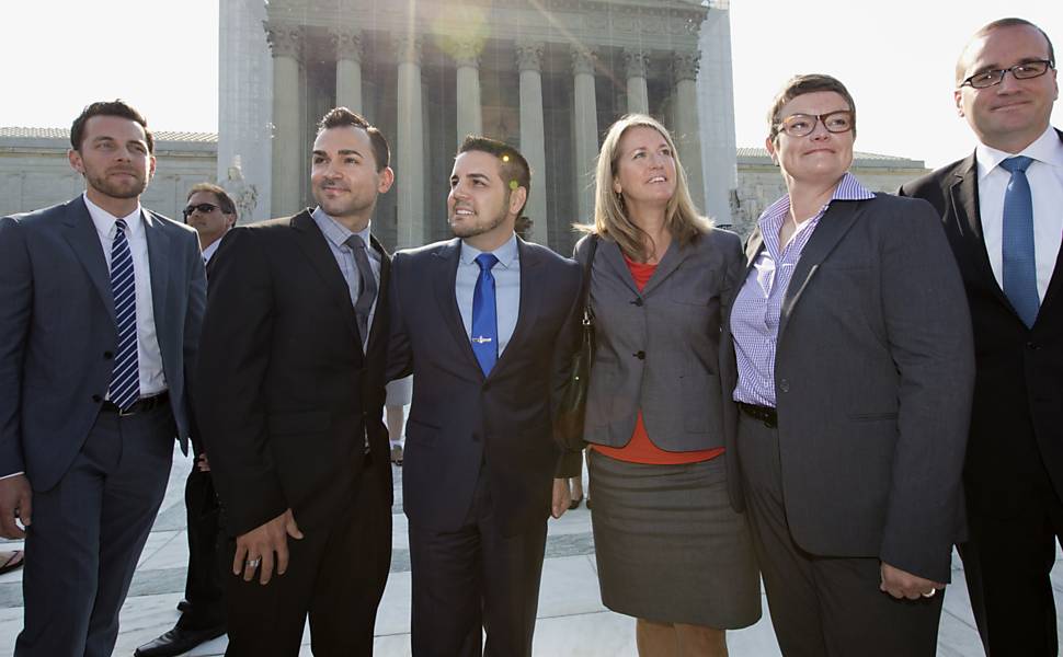 Ativistas esperam para entrar na Suprema Corte dos EUA para julgamento da lei que concede benefícios a gays